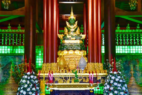  The Emerald Buddha: En mystisk och strålande ikon från 10:e århundradet!