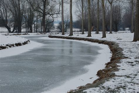 Den Frusne Flodens Skönhet: En Intrig med Mjuk Natur och Isens Kalla Glans