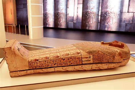  The Sarcophagus of Gregory of Tours : En mystisk berättelse i sten!