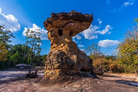  Vattenfall vid Phu Phra Bat - En Vibrant Skildring av Natur och Reflektion!